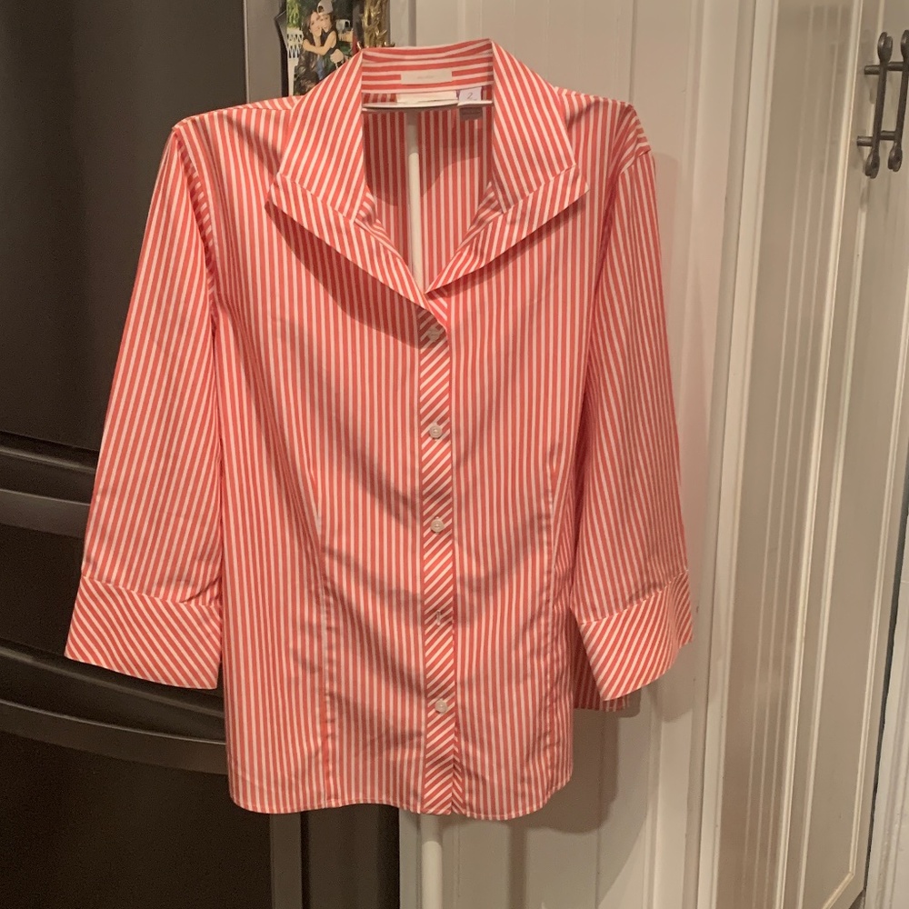 Chicos No iron 3/4 sleeve button down . Don’t think it‎ was ever worn.